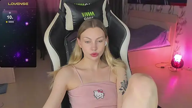 Snapshot of BiMolly chatting on March 2025 08:34:02 AM BiMolly online show from March 2025 08:34:02 AM