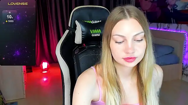 Snapshot of BiMolly chatting on October 2025 06:31:02 PM BiMolly online show from October 2025 06:31:02 PM