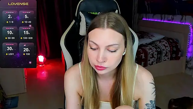 Snapshot of BiMolly chatting on October 2025 08:53:02 PM BiMolly online show from October 2025 08:53:02 PM