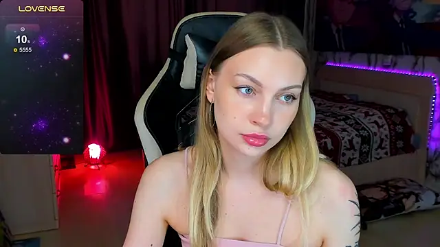 Snapshot of BiMolly chatting on October 2025 08:59:01 AM BiMolly online show from October 2025 08:59:01 AM