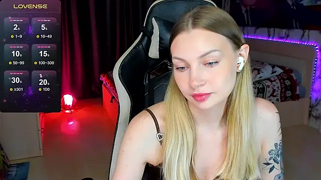 Snapshot of BiMolly chatting on October 2025 04:31:02 PM BiMolly online show from October 2025 04:31:02 PM