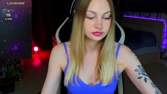 Snapshot of BiMolly chatting on October 2025 09:35:02 PM BiMolly online show from October 2025 09:35:02 PM