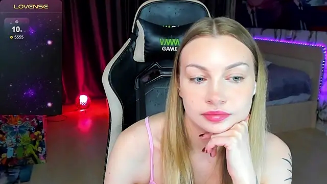 Snapshot of BiMolly chatting on October 2025 04:46:01 PM BiMolly online show from October 2025 04:46:01 PM