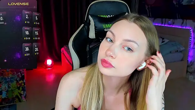 Snapshot of BiMolly chatting on October 2025 12:25:02 AM BiMolly online show from October 2025 12:25:02 AM