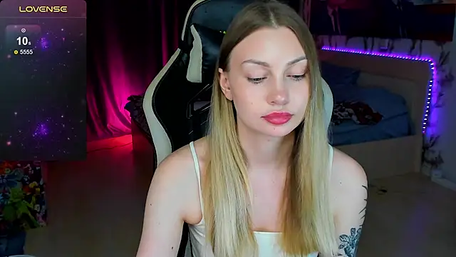 Snapshot of BiMolly chatting on December 2025 03:09:02 PM BiMolly online show from December 2025 03:09:02 PM