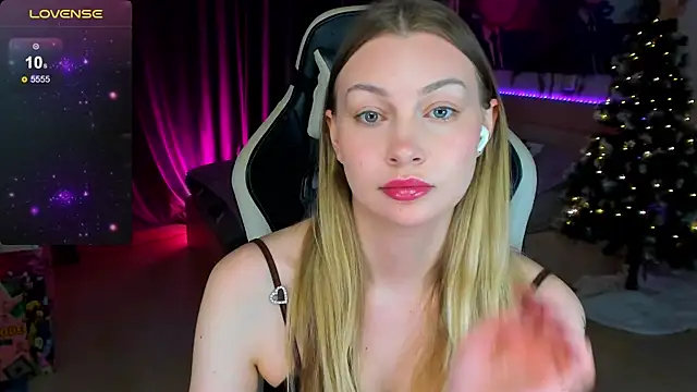 Snapshot of BiMolly chatting on December 2025 08:49:01 PM BiMolly online show from December 2025 08:49:01 PM