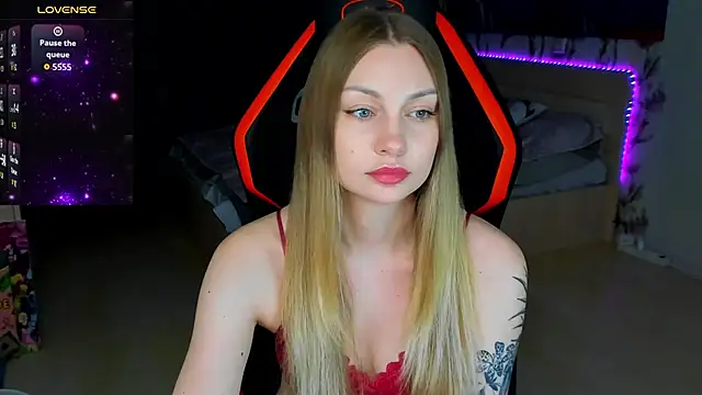 Snapshot of BiMolly chatting on April 2026 10:19:02 PM BiMolly online show from April 2026 10:19:02 PM