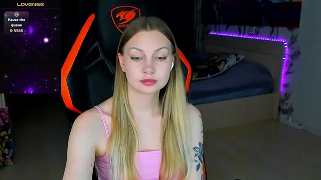 Snapshot of BiMolly chatting on April 2026 08:20:02 PM BiMolly online show from April 2026 08:20:02 PM