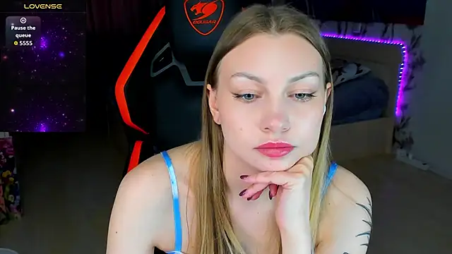 Snapshot of BiMolly chatting on April 2026 01:03:02 PM BiMolly online show from April 2026 01:03:02 PM