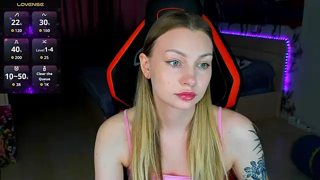 Snapshot of BiMolly chatting on April 2026 01:45:01 PM BiMolly online show from April 2026 01:45:01 PM