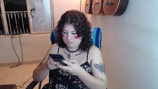 Snapshot of Smoke_trip_Alicia chatting on November 2025 03:56:01 AM Smoke trip Alicia online show from November 2025 03:56:01 AM