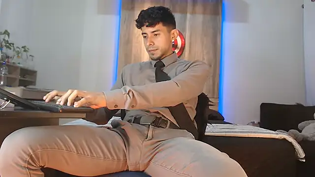 Andrew 4  online show from October 2025 03:37:02 AM