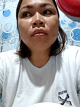 XXLorie 02 online show from December 2025 09:42:01 PM