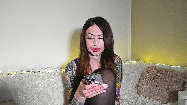 Snapshot of BrianaDiamondXXX chatting on March 2026 06:17:02 AM BrianaDiamondXXX online show from March 2026 06:17:02 AM