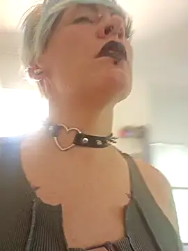 Snapshot of PinkTheHawk chatting on January 2025 01:17:01 AM PinkTheHawk online show from January 2025 01:17:01 AM