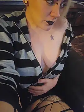 Snapshot of PinkTheHawk chatting on October 2025 09:32:02 AM PinkTheHawk online show from October 2025 09:32:02 AM