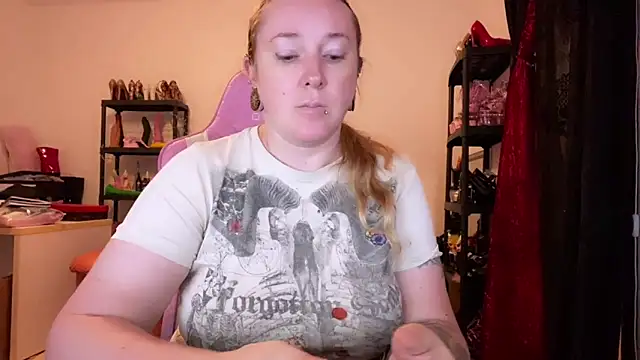 Snapshot of kisicaxx chatting on October 2025 05:58:02 PM kisicaxx online show from October 2025 05:58:02 PM