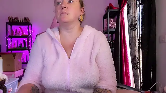 Snapshot of kisicaxx chatting on November 2025 01:50:01 PM kisicaxx online show from November 2025 01:50:01 PM