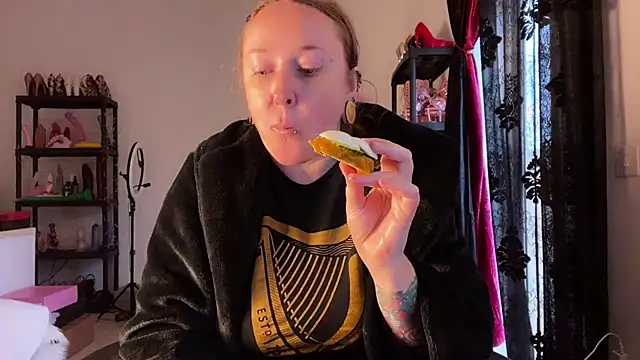 Snapshot of kisicaxx chatting on November 2025 03:24:02 PM kisicaxx online show from November 2025 03:24:02 PM