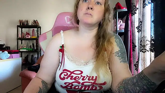 Snapshot of kisicaxx chatting on April 2026 01:52:01 PM kisicaxx online show from April 2026 01:52:01 PM