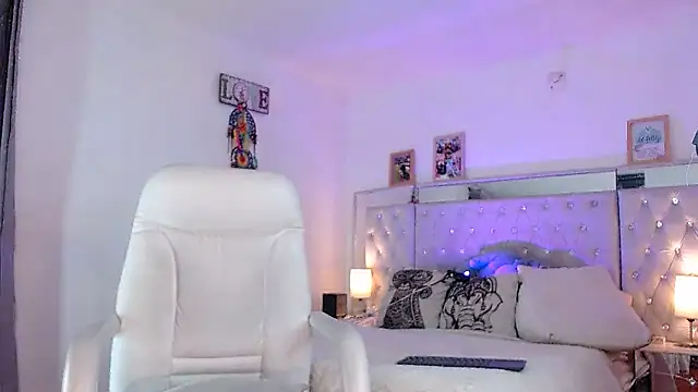 hollythomson online show from January 2025 01:15:01 AM