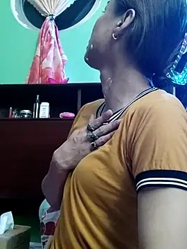 Snapshot of QueenSoreal chatting on October 2025 05:25:02 PM QueenSoreal online show from October 2025 05:25:02 PM