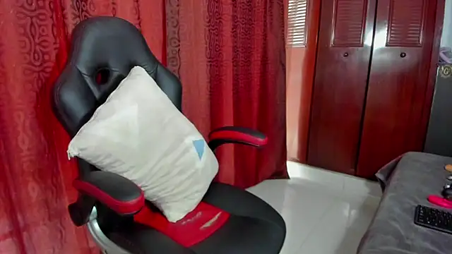 Snapshot of LUISSA_ chatting on January 2025 12:18:01 PM LUISSA  online show from January 2025 12:18:01 PM