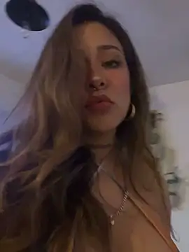 Snapshot of LilEuphoria chatting on April 2026 04:37:01 AM LilEuphoria online show from April 2026 04:37:01 AM