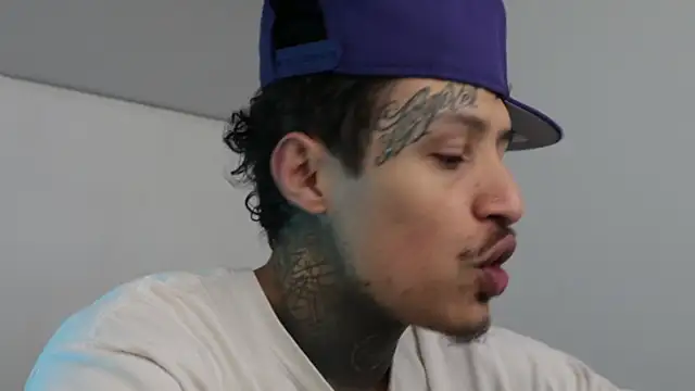 Snapshot of trieone chatting on December 2024 06:46:02 PM trieone online show from December 2024 06:46:02 PM