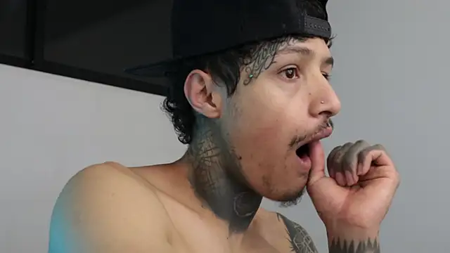 Snapshot of trieone chatting on January 2025 03:50:02 AM trieone online show from January 2025 03:50:02 AM