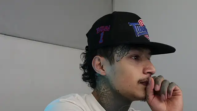 Snapshot of trieone chatting on February 2025 05:58:01 AM trieone online show from February 2025 05:58:01 AM