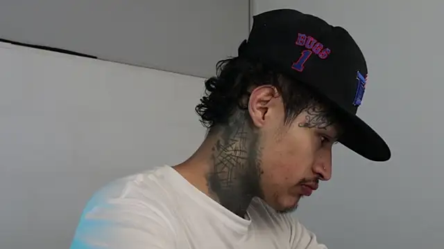 Snapshot of trieone chatting on February 2025 04:11:01 AM trieone online show from February 2025 04:11:01 AM