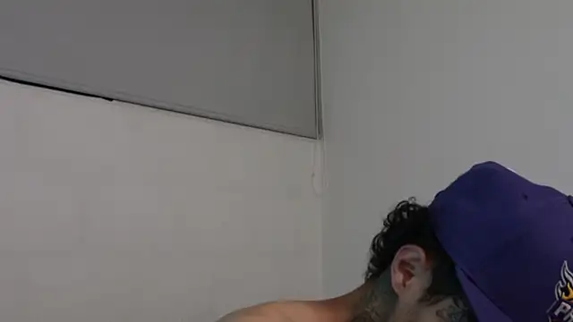 Snapshot of trieone chatting on March 2025 04:04:01 AM trieone online show from March 2025 04:04:01 AM