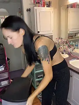 Snapshot of lolabunny9 chatting on December 2024 03:21:01 PM lolabunny9 online show from December 2024 03:21:01 PM