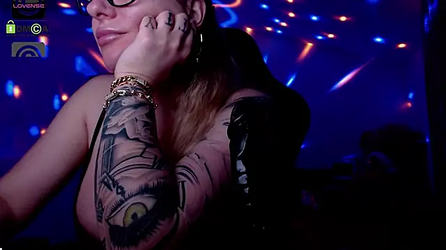 Snapshot of SonyaDevon chatting on December 2024 08:00:02 AM SonyaDevon online show from December 2024 08:00:02 AM