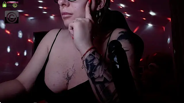 Snapshot of SonyaDevon chatting on January 2025 07:06:02 AM SonyaDevon online show from January 2025 07:06:02 AM