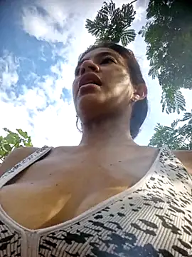 Snapshot of DAELAA chatting on April 2026 08:13:02 PM DAELAA online show from April 2026 08:13:02 PM