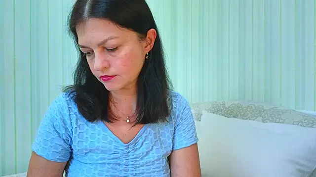 Snapshot of _Lily_ chatting on July 2026 01:07:01 PM Lily online show from July 2026 01:07:01 PM