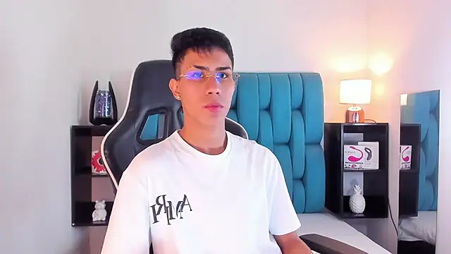 Snapshot of AlanNaughty chatting on January 2025 11:04:02 AM AlanNaughty online show from January 2025 11:04:02 AM