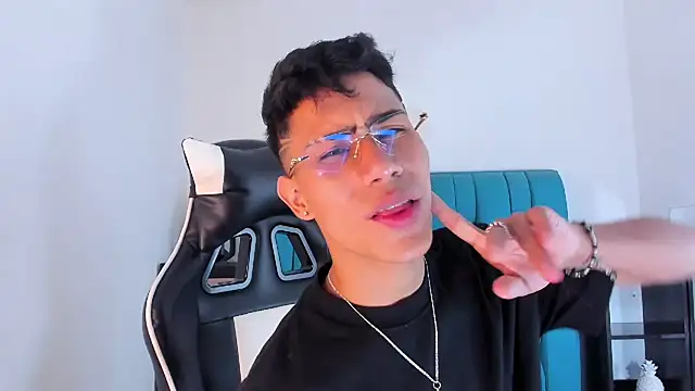 Snapshot of AlanNaughty chatting on February 2025 08:56:01 PM AlanNaughty online show from February 2025 08:56:01 PM