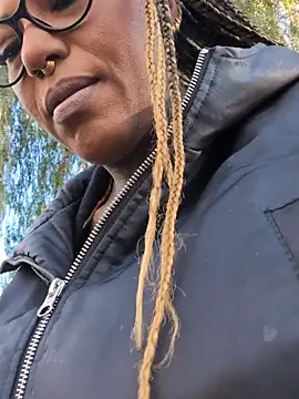 Snapshot of DarkDea chatting on November 2025 01:37:02 PM DarkDea online show from November 2025 01:37:02 PM