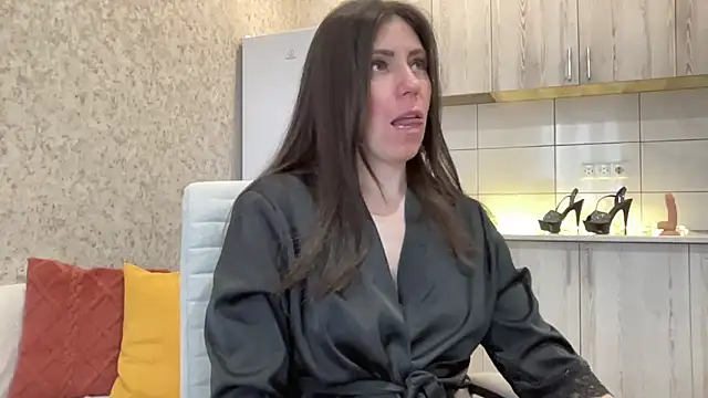 Snapshot of HotyWinter chatting on April 2026 05:00:02 AM HotyWinter online show from April 2026 05:00:02 AM