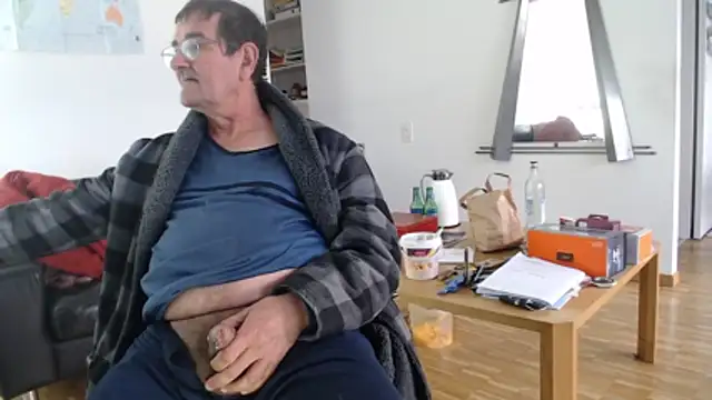 Snapshot of silvio-aus-luzern-CH chatting on April 2026 08:34:02 AM silvio-aus-luzern-CH online show from April 2026 08:34:02 AM