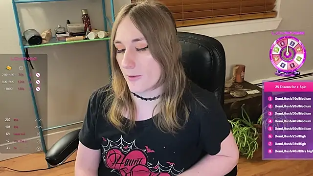 Snapshot of luluvaladon chatting on January 2025 04:25:02 AM luluvaladon online show from January 2025 04:25:02 AM