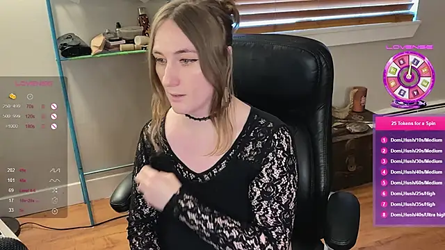 Snapshot of luluvaladon chatting on February 2025 01:11:01 AM luluvaladon online show from February 2025 01:11:01 AM