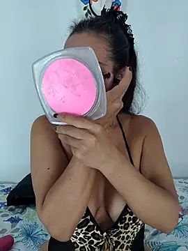 Snapshot of YOURSDEBORA chatting on October 2025 06:43:01 PM YOURSDEBORA online show from October 2025 06:43:01 PM