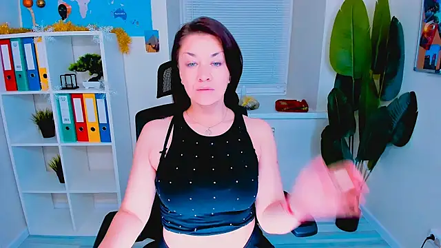 Snapshot of AnaMills chatting on December 2025 10:32:01 AM AnaMills online show from December 2025 10:32:01 AM