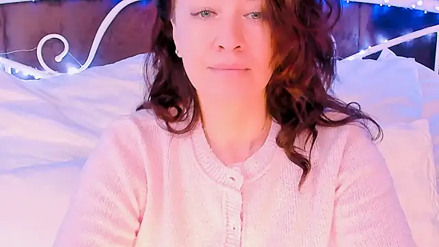 Snapshot of AnaMills chatting on December 2025 10:11:01 AM AnaMills online show from December 2025 10:11:01 AM