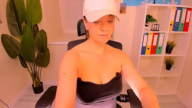 Snapshot of AnaMills chatting on December 2025 10:13:02 AM AnaMills online show from December 2025 10:13:02 AM