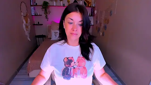 Snapshot of AnaMills chatting on February 2026 10:05:02 AM AnaMills online show from February 2026 10:05:02 AM